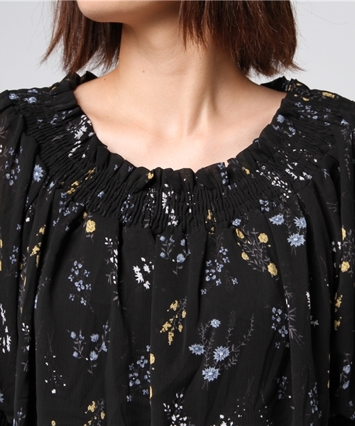 MERLOT（メルロー）の「花柄シャーリングオフショルブラウス1061（シャツ/ブラウス・レディース・ホワイト/ピンク/ブラック・FREE）」の9枚目の写真