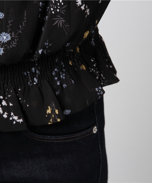 MERLOT（メルロー）の「花柄シャーリングオフショルブラウス1061（シャツ/ブラウス・レディース・ホワイト/ピンク/ブラック・FREE）」の11枚目の写真