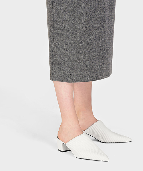 CHARLES & KEITH(チャールズ & キース)の「ポインテッドトゥスリッポン / POINTED TOE SLIP-ONS(スリッポン・レディース・ホワイト・22.5cm/23.5cm/25cm/24.5cm/23cm)」の7枚目の写真