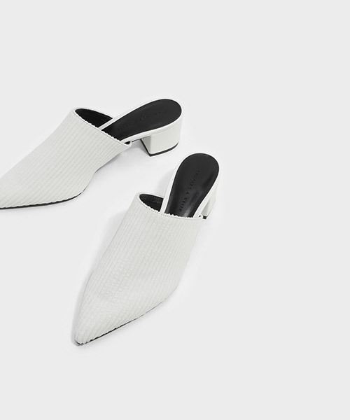 CHARLES & KEITH(チャールズ & キース)の「ポインテッドトゥスリッポン / POINTED TOE SLIP-ONS(スリッポン・レディース・ホワイト・22.5cm/23.5cm/25cm/24.5cm/23cm)」の6枚目の写真