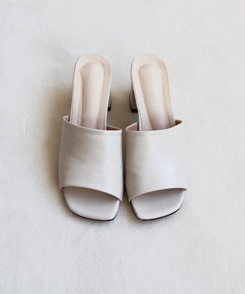 TODAYFUL（トゥデイフル）の「スクエアーオープントゥーサンダル（サンダル・レディース・カーキ/キナリ/キャメル・36inch/38inch/37inch）」の2枚目の写真