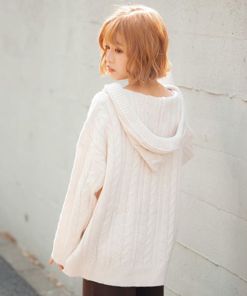 VANNIE U（ヴァニーユー）の「VANNIE U ケーブルオーバーフードニット（ニット/セーター・レディース・アイボリー・FREE）」の3枚目の写真
