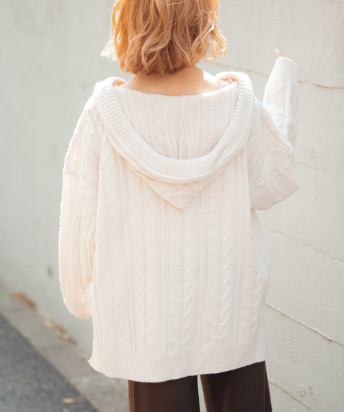 VANNIE U（ヴァニーユー）の「VANNIE U ケーブルオーバーフードニット（ニット/セーター・レディース・アイボリー・FREE）」の4枚目の写真