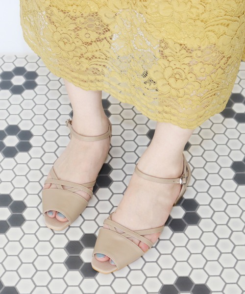 Fin（フィン）の「カッティングフラットサンダル（サンダル・レディース・アイボリー/ブラック/ピンク/ベージュ/シルバー・22.5cm/23cm/23.5cm/24cm/24.5cm/25cm）」の4枚目の写真