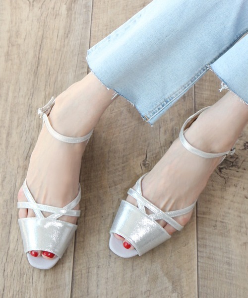 Fin（フィン）の「カッティングフラットサンダル（サンダル・レディース・アイボリー/ブラック/ピンク/ベージュ/シルバー・22.5cm/23cm/23.5cm/24cm/24.5cm/25cm）」の5枚目の写真