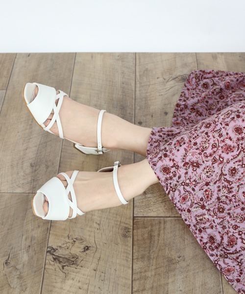 Fin（フィン）の「カッティングフラットサンダル（サンダル・レディース・アイボリー/ブラック/ピンク/ベージュ/シルバー・22.5cm/23cm/23.5cm/24cm/24.5cm/25cm）」の2枚目の写真