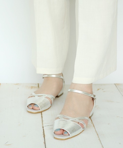 Fin（フィン）の「カッティングフラットサンダル（サンダル・レディース・アイボリー/ブラック/ピンク/ベージュ/シルバー・22.5cm/23cm/23.5cm/24cm/24.5cm/25cm）」の10枚目の写真