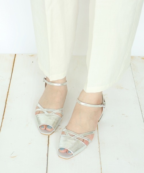 Fin（フィン）の「カッティングフラットサンダル（サンダル・レディース・アイボリー/ブラック/ピンク/ベージュ/シルバー・22.5cm/23cm/23.5cm/24cm/24.5cm/25cm）」の11枚目の写真