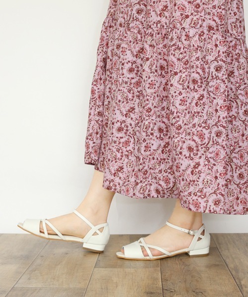 Fin（フィン）の「カッティングフラットサンダル（サンダル・レディース・アイボリー/ブラック/ピンク/ベージュ/シルバー・22.5cm/23cm/23.5cm/24cm/24.5cm/25cm）」の19枚目の写真