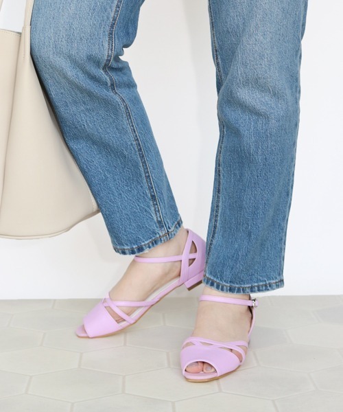 Fin（フィン）の「カッティングフラットサンダル（サンダル・レディース・アイボリー/ブラック/ピンク/ベージュ/シルバー・22.5cm/23cm/23.5cm/24cm/24.5cm/25cm）」の16枚目の写真