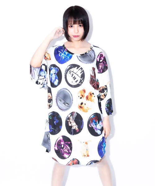 TRAVAS TOKYO（トラバス トウキョウ）の「『TRAVAS TOKYO/トラバス トーキョー』Geeky button badge round hem BIG Tee/缶バッジプリントラウンドTEE/半袖Tシャツ/オーバーサイズカットソー/ロングTシャツ（Tシャツ/カットソー・レディース・ブラック/ホワイト・FREE）」の2枚目の写真