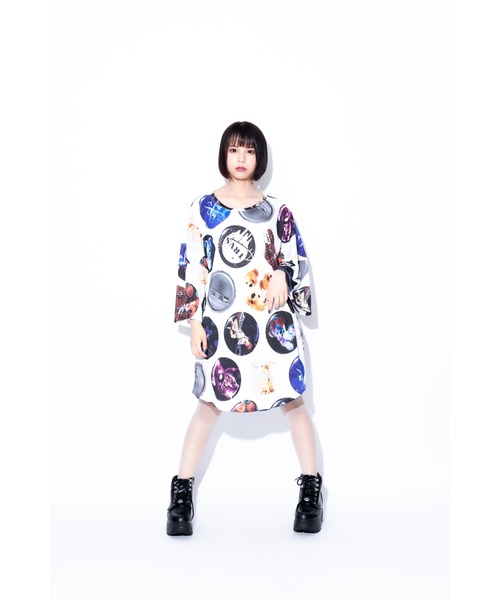 TRAVAS TOKYO（トラバス トウキョウ）の「『TRAVAS TOKYO/トラバス トーキョー』Geeky button badge round hem BIG Tee/缶バッジプリントラウンドTEE/半袖Tシャツ/オーバーサイズカットソー/ロングTシャツ（Tシャツ/カットソー・レディース・ブラック/ホワイト・FREE）」の3枚目の写真