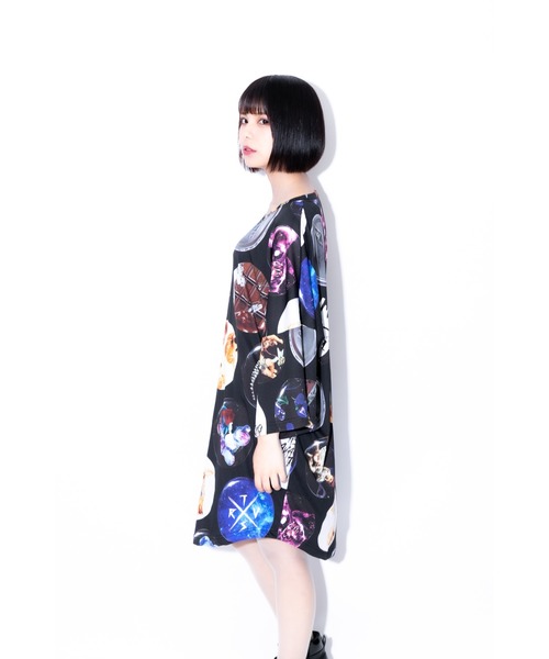 TRAVAS TOKYO（トラバス トウキョウ）の「『TRAVAS TOKYO/トラバス トーキョー』Geeky button badge round hem BIG Tee/缶バッジプリントラウンドTEE/半袖Tシャツ/オーバーサイズカットソー/ロングTシャツ（Tシャツ/カットソー・レディース・ブラック/ホワイト・FREE）」の8枚目の写真