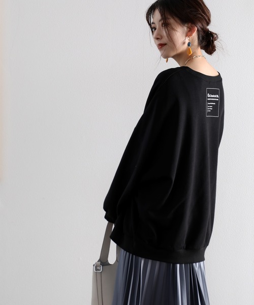 classicalelf（クラシカルエルフ）の「ガゼット付きバックプリントクルーネックスウェットプルオーバー(長袖)（スウェット・レディース・ブラック/グレー/アイボリー/モカ/ライトカーキ/グレイッシュブルー/ライトグレー・MEDIUM/LARGE/X-LARGE）」の3枚目の写真