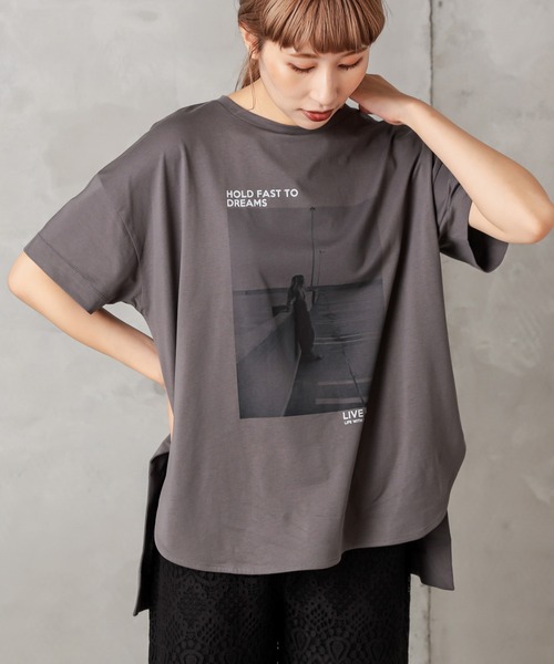 PUAL CE CIN（ピュアルセシン）の「フォトプリントT（Tシャツ/カットソー・レディース・グレー/レッド/オフホワイト/グレー系その他・FREE）」の3枚目の写真