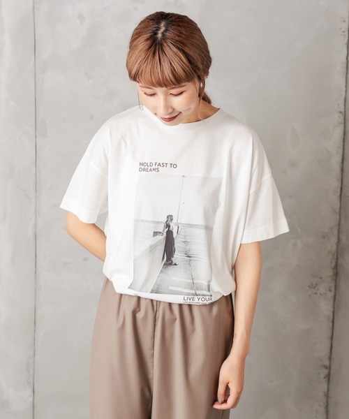 PUAL CE CIN（ピュアルセシン）の「フォトプリントT（Tシャツ/カットソー・レディース・グレー/レッド/オフホワイト/グレー系その他・FREE）」の2枚目の写真