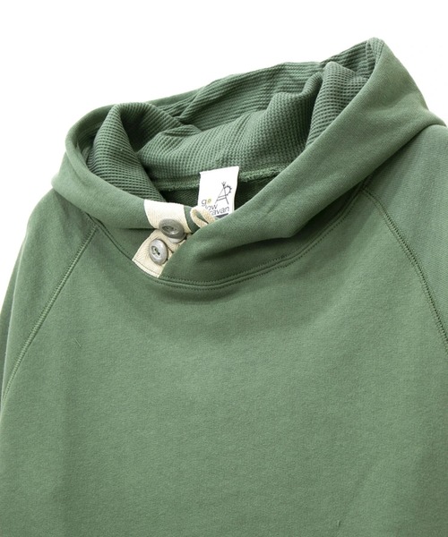 go slow caravan（ゴースローキャラバン）の「空紡糸裏毛 3ボタンプルパーカー（パーカー・メンズ・グリーン/ブラック/オレンジ系その他/マスタード/オートミール・MEDIUM/LARGE/X-LARGE）」の6枚目の写真
