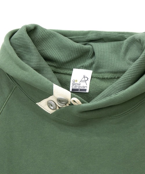 go slow caravan（ゴースローキャラバン）の「空紡糸裏毛 3ボタンプルパーカー（パーカー・メンズ・グリーン/ブラック/オレンジ系その他/マスタード/オートミール・MEDIUM/LARGE/X-LARGE）」の8枚目の写真
