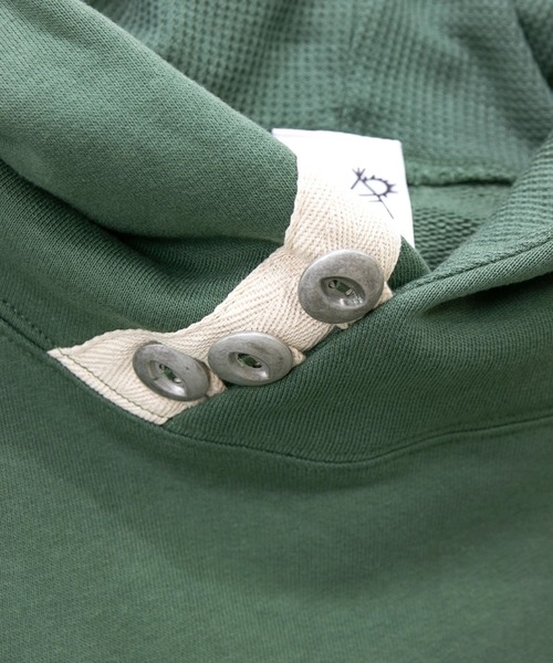 go slow caravan（ゴースローキャラバン）の「空紡糸裏毛 3ボタンプルパーカー（パーカー・メンズ・グリーン/ブラック/オレンジ系その他/マスタード/オートミール・MEDIUM/LARGE/X-LARGE）」の9枚目の写真