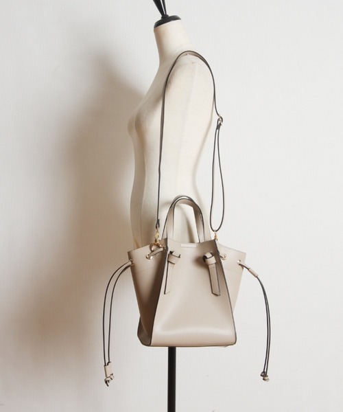 tocco closet(トッコ クローゼット)の「ドロスト付きマルチWAYフェイクレザー軽量トートバッグ(ショルダーバッグ・レディース・ピンクベージュ/ベージュ系その他/グレイッシュベージュ/グレー・FREE)」の5枚目の写真