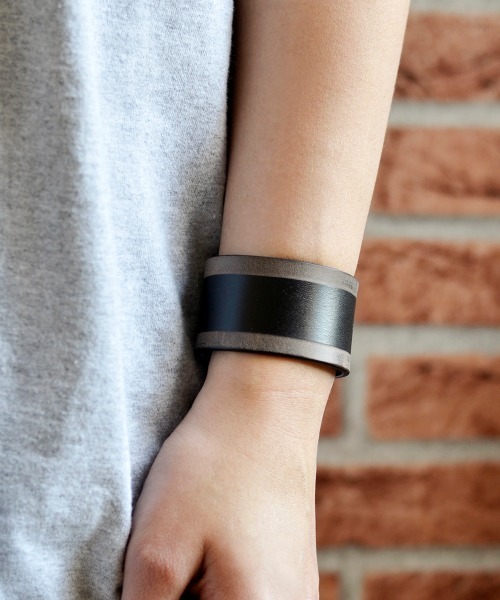 Fun & Daily(ファンアンドデイリー)の「F&D : Cow Leather Wide Bracelet(ブレスレット・メンズ・ブラウン/キャメル/ブラック・FREE)」の2枚目の写真