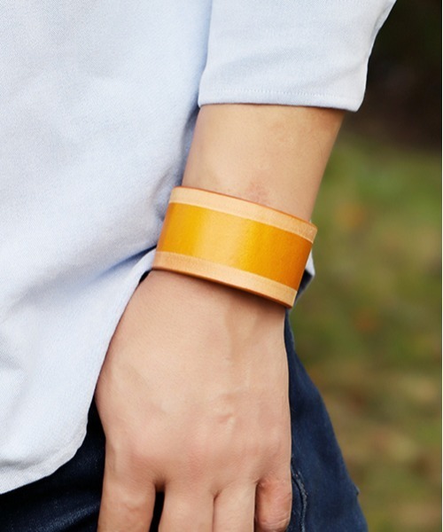 Fun & Daily(ファンアンドデイリー)の「F&D : Cow Leather Wide Bracelet(ブレスレット・メンズ・ブラウン/キャメル/ブラック・FREE)」の7枚目の写真