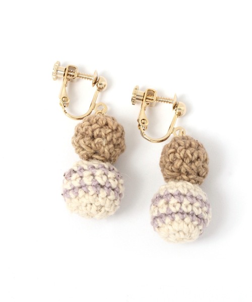 studio CLIP(スタディオクリップ)の「カラーニットボールイヤリング(イヤリング・レディース・イエロー/パープル・FREE)」の1枚目の写真