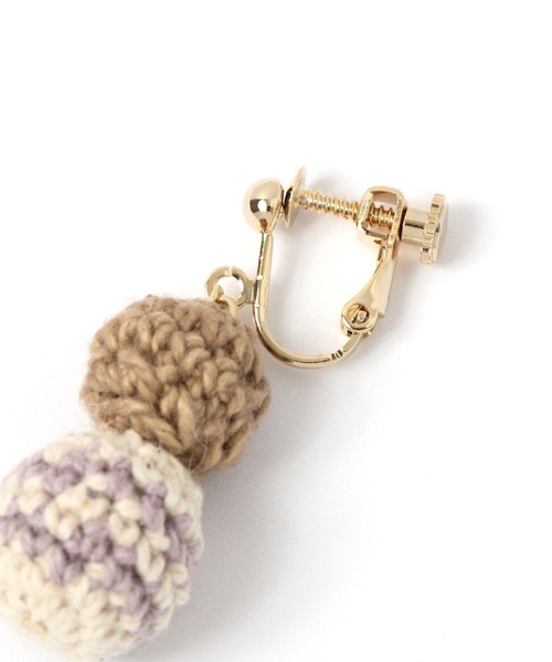 studio CLIP(スタディオクリップ)の「カラーニットボールイヤリング(イヤリング・レディース・イエロー/パープル・FREE)」の5枚目の写真