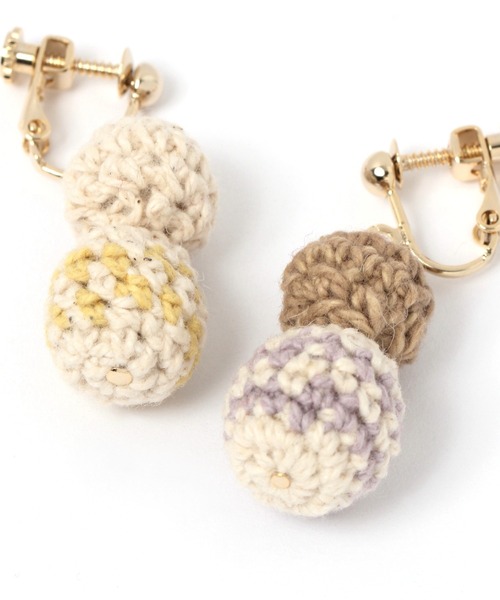 studio CLIP(スタディオクリップ)の「カラーニットボールイヤリング(イヤリング・レディース・イエロー/パープル・FREE)」の3枚目の写真