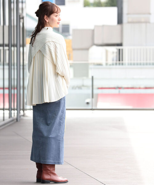 Ray BEAMS(レイビームス)の「Ray BEAMS / ケーブル バック プリーツ ハイネック ニット(ニット/セーター・レディース・オフホワイト/ブラック/ベージュ・ONE SIZE)」の4枚目の写真