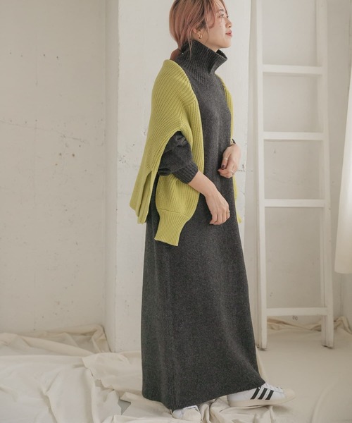 ITEMS URBANRESEARCH（アイテムズ アーバンリサーチ）の「タートルネックニットワンピース（ワンピース・レディース・ブラウン/パープル/ベージュ/チャコールグレー・FREE）」の2枚目の写真