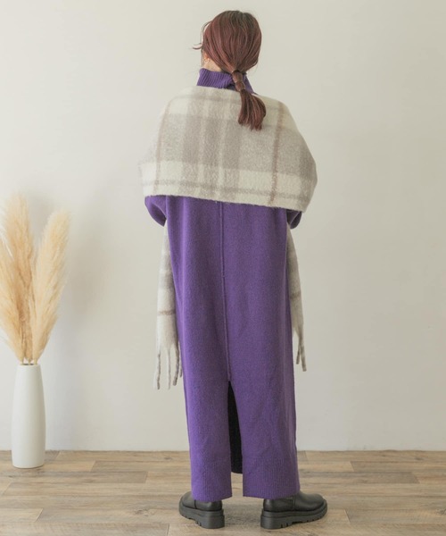 ITEMS URBANRESEARCH（アイテムズ アーバンリサーチ）の「タートルネックニットワンピース（ワンピース・レディース・ブラウン/パープル/ベージュ/チャコールグレー・FREE）」の11枚目の写真