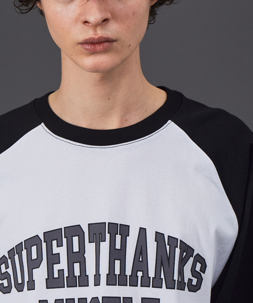 SUPERTHANKS（スーパーサンクス）の「【SUPERTHANKS / スーパーサンクス】別注 カレッジ ロゴ ラグラン オーバーサイズ ロンT（Tシャツ/カットソー・メンズ・ブラック/グリーン/グレイッシュベージュ・46/48）」の9枚目の写真