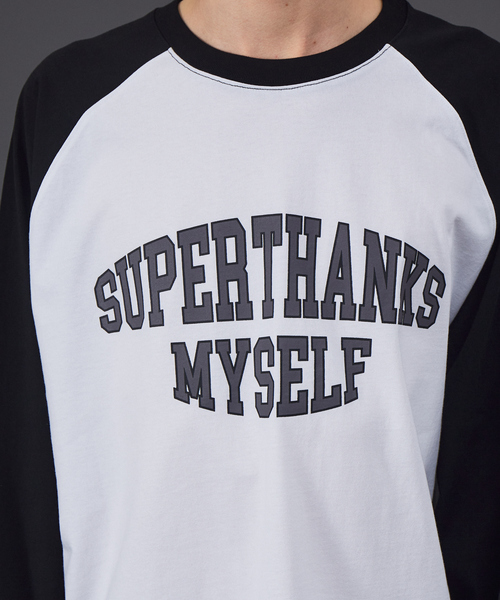 SUPERTHANKS（スーパーサンクス）の「【SUPERTHANKS / スーパーサンクス】別注 カレッジ ロゴ ラグラン オーバーサイズ ロンT（Tシャツ/カットソー・メンズ・ブラック/グリーン/グレイッシュベージュ・46/48）」の12枚目の写真