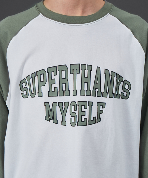 SUPERTHANKS（スーパーサンクス）の「【SUPERTHANKS / スーパーサンクス】別注 カレッジ ロゴ ラグラン オーバーサイズ ロンT（Tシャツ/カットソー・メンズ・ブラック/グリーン/グレイッシュベージュ・46/48）」の14枚目の写真