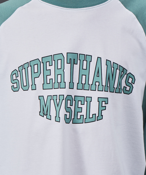 SUPERTHANKS（スーパーサンクス）の「【SUPERTHANKS / スーパーサンクス】別注 カレッジ ロゴ ラグラン オーバーサイズ ロンT（Tシャツ/カットソー・メンズ・ブラック/グリーン/グレイッシュベージュ・46/48）」の16枚目の写真