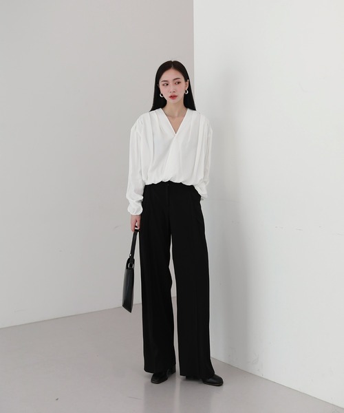 by muni:r（バイ ムニール）の「ゆらゆらフィット ロング ワイド ピンタック スラックス（スラックス・レディース・ブラック/ベージュ/ブラウン・SMALL/MEDIUM）」の4枚目の写真