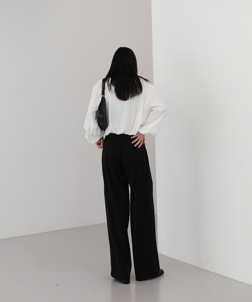 by muni:r（バイ ムニール）の「ゆらゆらフィット ロング ワイド ピンタック スラックス（スラックス・レディース・ブラック/ベージュ/ブラウン・SMALL/MEDIUM）」の6枚目の写真