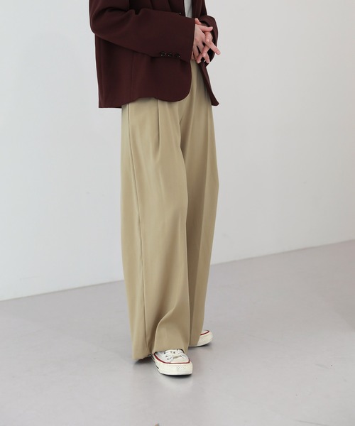 by muni:r（バイ ムニール）の「ゆらゆらフィット ロング ワイド ピンタック スラックス（スラックス・レディース・ブラック/ベージュ/ブラウン・SMALL/MEDIUM）」の8枚目の写真