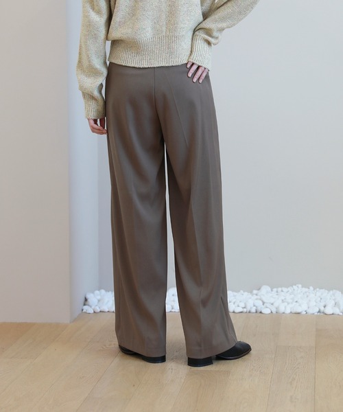 by muni:r（バイ ムニール）の「ゆらゆらフィット ロング ワイド ピンタック スラックス（スラックス・レディース・ブラック/ベージュ/ブラウン・SMALL/MEDIUM）」の16枚目の写真