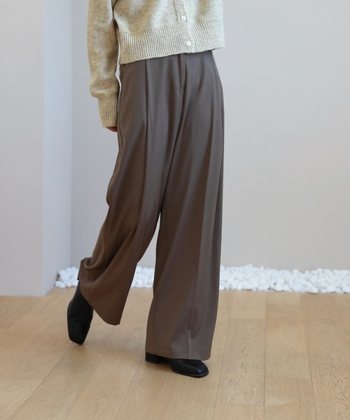 by muni:r（バイ ムニール）の「ゆらゆらフィット ロング ワイド ピンタック スラックス（スラックス・レディース・ブラック/ベージュ/ブラウン・SMALL/MEDIUM）」の15枚目の写真