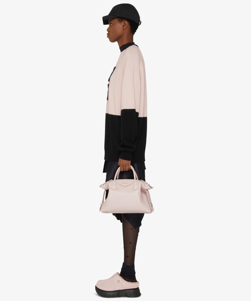GIVENCHY（ジバンシイ）の「フロント4G付きバイカラークルーネックセーター（ニット/セーター・レディース・ブラック×ピンク・X-SMALL/SMALL/MEDIUM）」の4枚目の写真