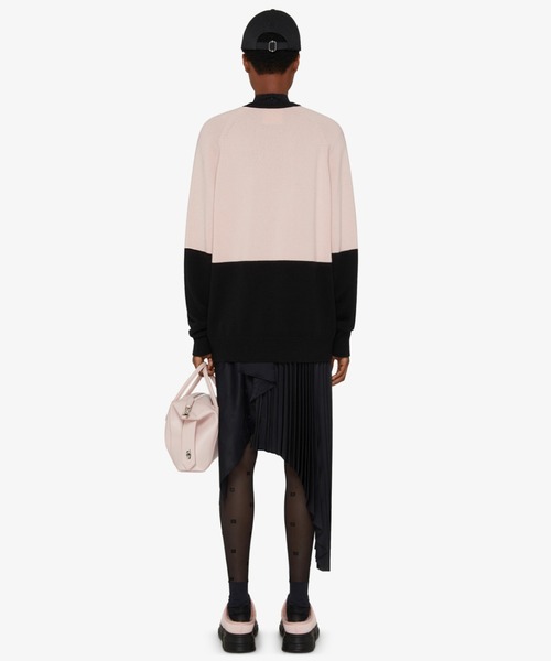 GIVENCHY（ジバンシイ）の「フロント4G付きバイカラークルーネックセーター（ニット/セーター・レディース・ブラック×ピンク・X-SMALL/SMALL/MEDIUM）」の5枚目の写真