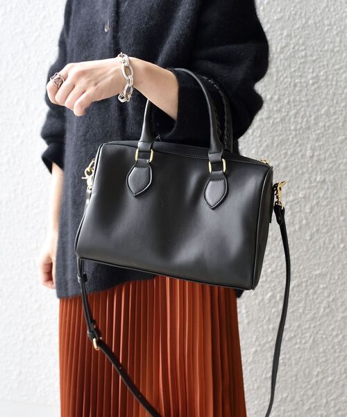 SHIPS(シップス)の「ホイップステッチハンドルミニボストン◆(ボストンバッグ・レディース・ブラック/ベージュ・ONE SIZE)」の2枚目の写真