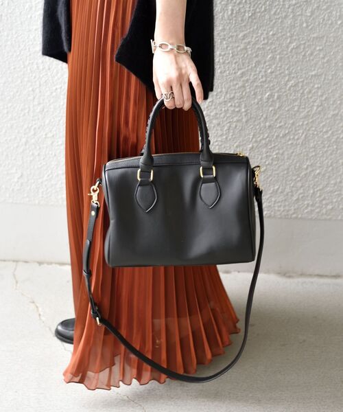 SHIPS(シップス)の「ホイップステッチハンドルミニボストン◆(ボストンバッグ・レディース・ブラック/ベージュ・ONE SIZE)」の4枚目の写真