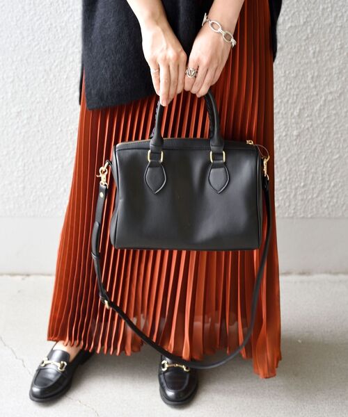 SHIPS(シップス)の「ホイップステッチハンドルミニボストン◆(ボストンバッグ・レディース・ブラック/ベージュ・ONE SIZE)」の6枚目の写真