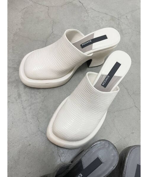 EMODA（エモダ）の「ワイドラウンドサボ（パンプス・レディース・ホワイト/グレー・SMALL/MEDIUM/LARGE）」の2枚目の写真