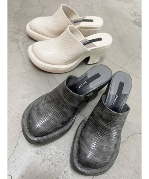 EMODA（エモダ）の「ワイドラウンドサボ（パンプス・レディース・ホワイト/グレー・SMALL/MEDIUM/LARGE）」の3枚目の写真