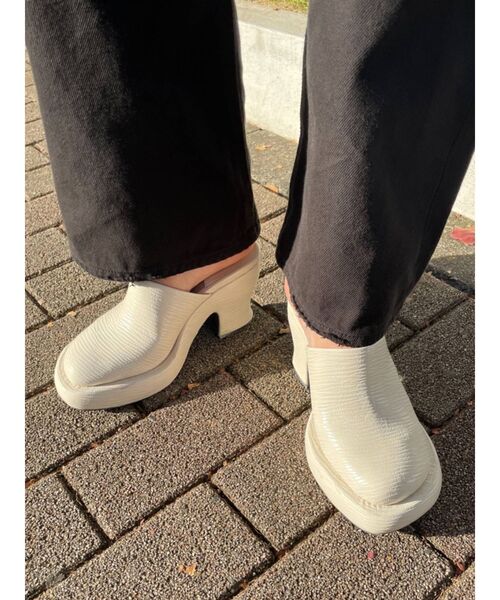 EMODA（エモダ）の「ワイドラウンドサボ（パンプス・レディース・ホワイト/グレー・SMALL/MEDIUM/LARGE）」の5枚目の写真