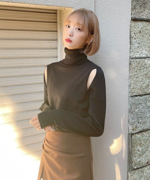 Voyage titty&Co.PETIT（ボヤージュティティアンドコープチ）の「【Voyage titty&Co.】アームスリットタートルニットトップス（ニット/セーター・レディース・ブラック・FREE）」の4枚目の写真